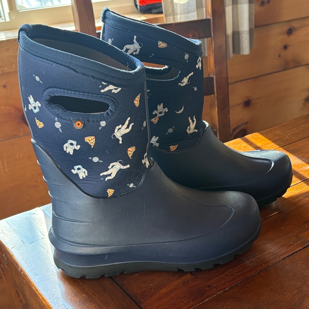 Bogs Neo Classic Winter Boots Size 5 Youth - Astronauts and Pizza